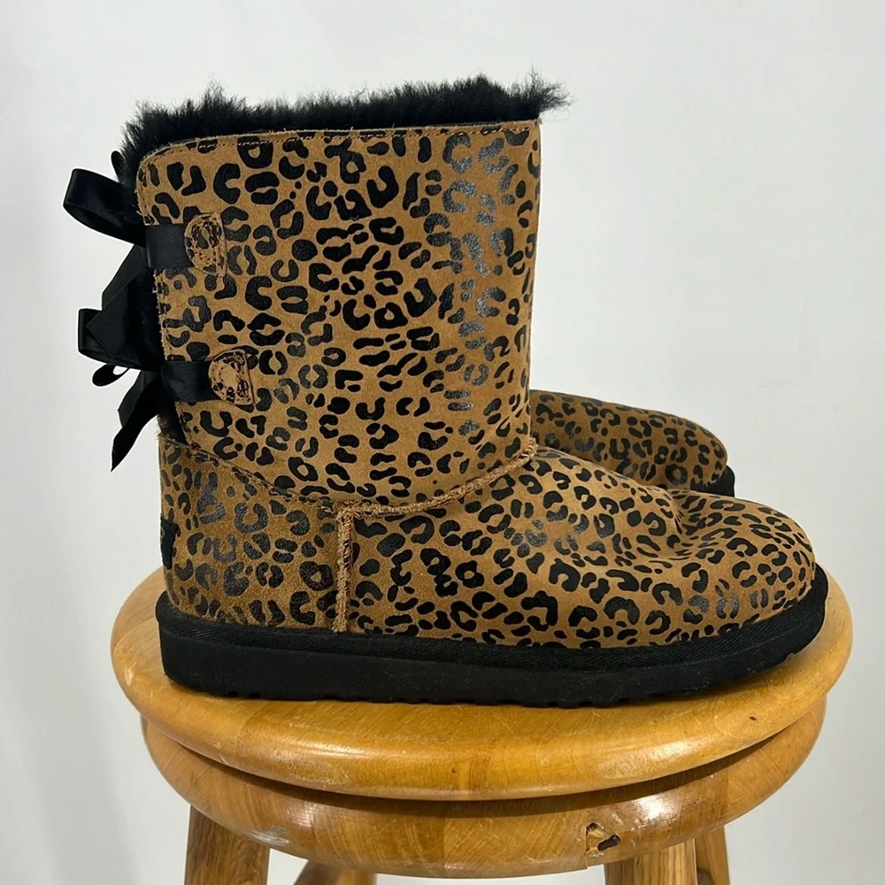 Ugg Australia Bailey Bow Leopard Print black lining Sheepskin Leather Boots 6